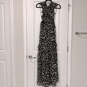 Gorgeous criss cross back maxi dress perfect for date night!